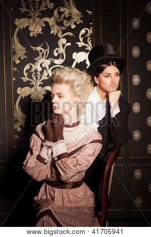 Casal em um old-fashioned trajes posando