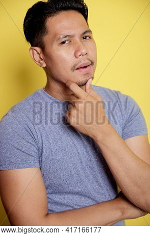 Close Up Casual Young Man Smile Thinking Idea With Holding The Chin And One Hand On Stomach