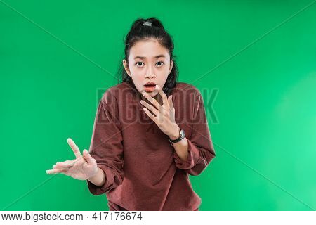 Portrait Young Woman Surprised Expression Mulut Terbuka Sambil Menutupinya Dengan Kedua Tangan And L