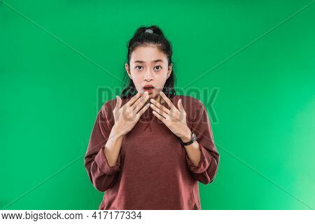 Young Woman Surprised Expression Mulut Terbuka Sambil Menutupinya Dengan Kedua Tangan And Looked Con