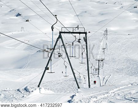 T-bar Ski Lift (platter - Button Lift) Or Téléski à Archets (à Sellettes - Glacier 3000), Les Diable