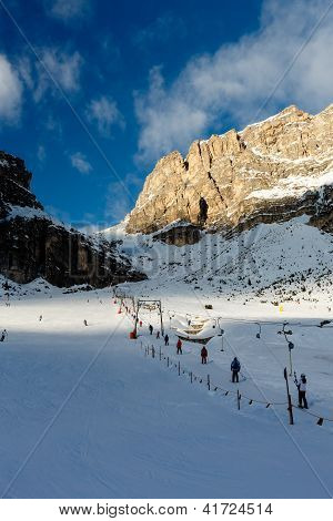 T-bar Lift på skiferiested i Colfosco, Alta Badia, Dolomitterne Alperne, Italien