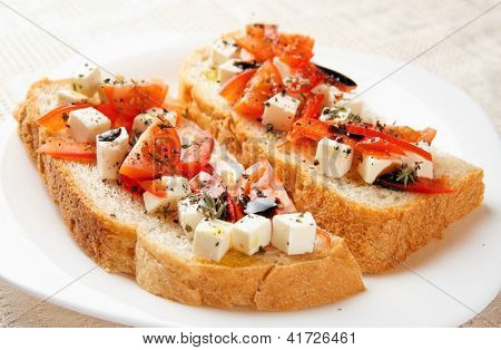 Pan casero con queso feta en placa, close-up