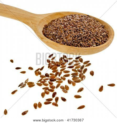 เมล็ดเมล็ด flax ใน closeup ช้อนไม้แยกต่างหากบนพื้นหลังสีขาว