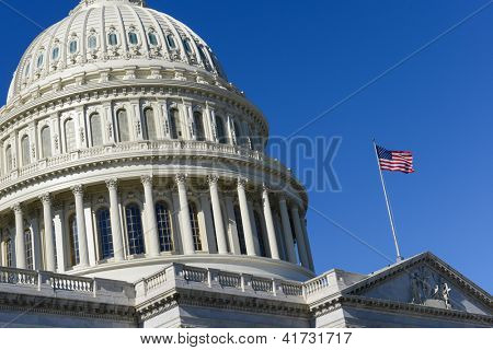 U.S. Capitol Hill dôme détail avec ondulation au premier plan de drapeau National nous - Washington DC, États-Unis