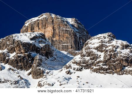 Montagne rocciose sulla stazione sciistica di Arabba, Dolomiti, Italia