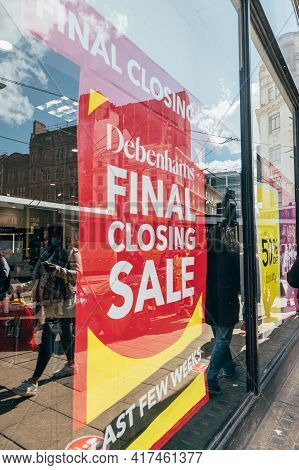 Manchester, England, Uk - 12 April, 2021 Open Shops After Lockdown. Final Closing Sale Banner At Deb
