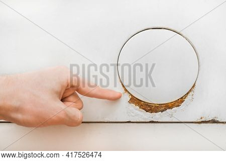 Hand Shows The Rust Of The Filter Of An Old Washing Machine, Close-up. Home Appliances Wear Concept.