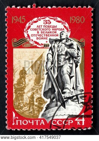 Ussr - Circa 1985: Soviet War Memorial In Berlin Imaged On Postage Stamp. Monument To Red Army Soldi