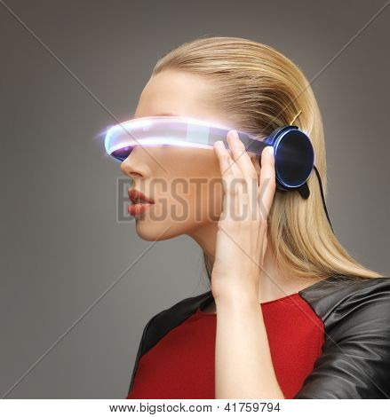 bild av vacker kvinna med futuristiska glasögon