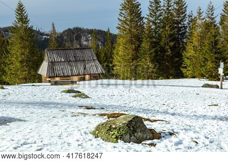 Typical Traditional Highlander Cottage. Wooden Shepherd's Hut.  Mountain Glade In Winter Scenery. Ta