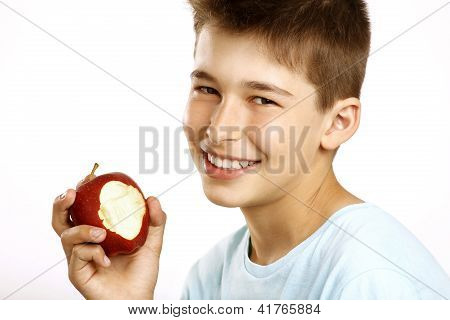 男孩吃苹果