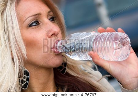 Žena pitné vody