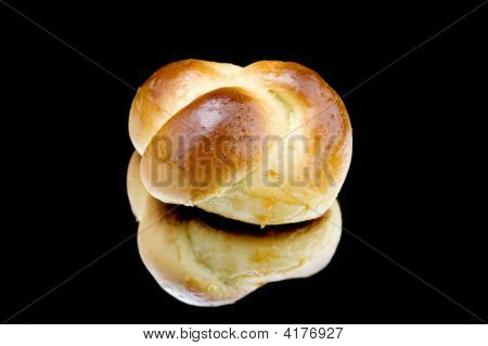 Petit pain sur fond noir