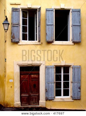 Gele huis en blauwe vensters
