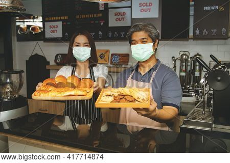 Male And Female Entrepreneurs, Baristas,coffee And Beverage Shops, Produce Bread To Distribute To Cu