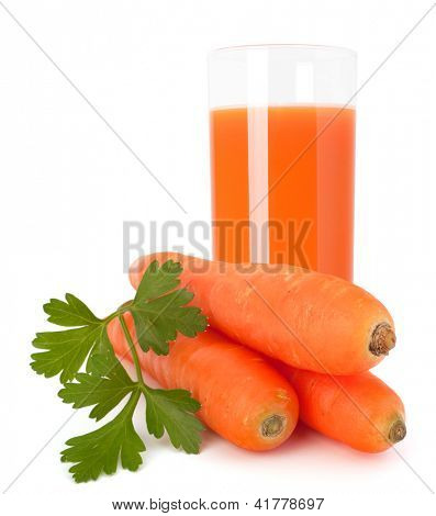 Gulerod juice glas og gulerod knolde isoleret på hvid baggrund