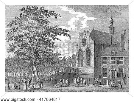 View of the Noordermarkt and Noorderkerk in Amsterdam. Among other things, furniture, clothing and fabrics are offered for sale on the market. Below the show the title in Dutch and French.
