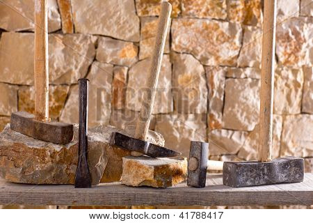 망치 메이슨 도구 stonecutter 벽돌의 건축 돌 벽에 작동