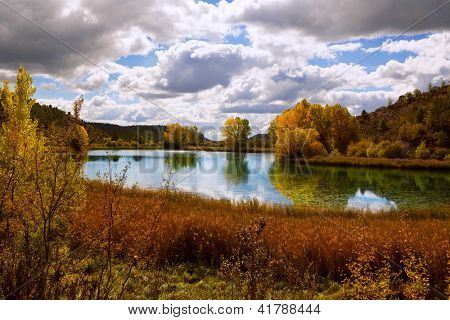 Laguna del Marquesado Gölü lagün Cuenca İspanya sonbahar dramatik peyzaj