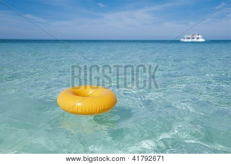 แหวนลอยในทะเลสีฟ้าใสขาวเรือ กรมตื้น