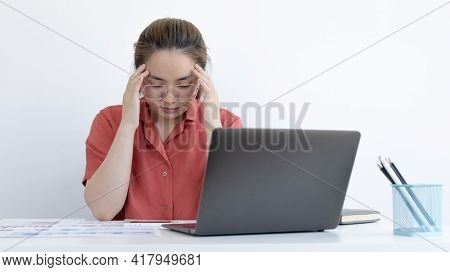 Asian Female Staffers Are Disappointed By The Mistakes Made, Despair Or Disappointment, Sad Feeling,
