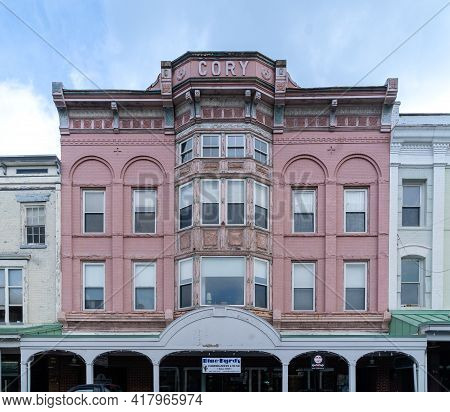 Kingston, Ny - Usa - April 22, 2021: A View Of The Shops And Businesses On Wall Street In The Histor