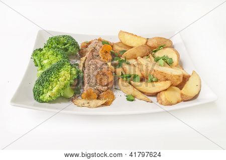 Saboroso jantar - vitela assado com batatas fritas e brócolis isolado