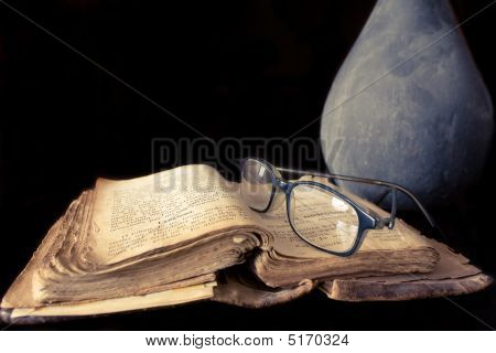 Gamle bønnebog og briller