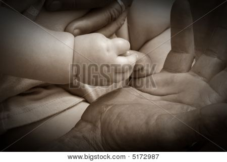 Büyükbabasının elini tutarak