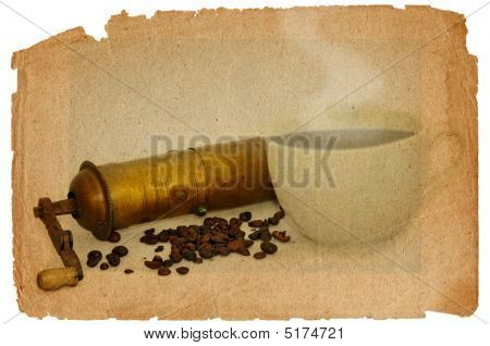Molinillo de café y la taza de café negro caliente