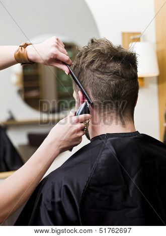Człowiek w salon fryzjerski