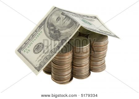 Casa denaro da monete e dollari isolate On White Background