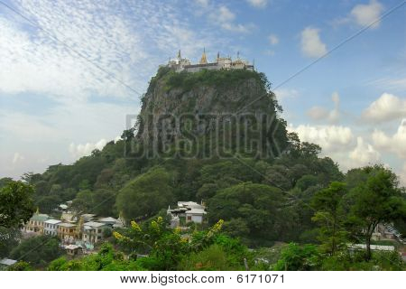 Myanmar. Mount Popa. Buddhistisk kloster