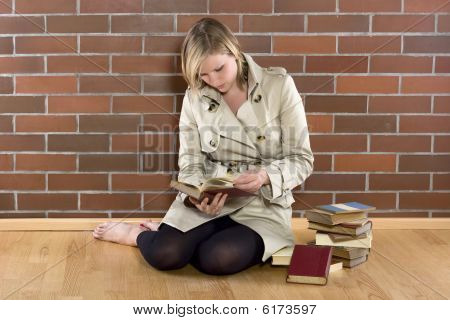 女性はトレンチ コートの読み取り本