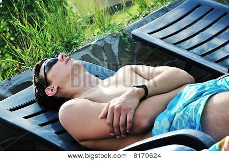 Reaxing perto da piscina