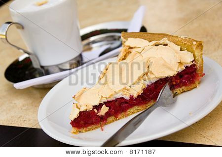 ovocný koláč z červeného rybízu a cappuccino, zblízka