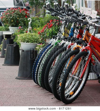 Fahrräder in einer Zeile