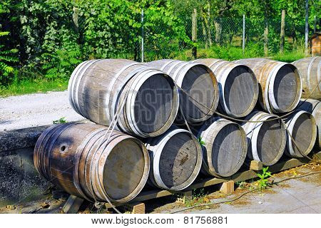 Wwine barrels.