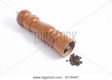 hölzerne Pfeffer Mühle und Pfeffer Körner