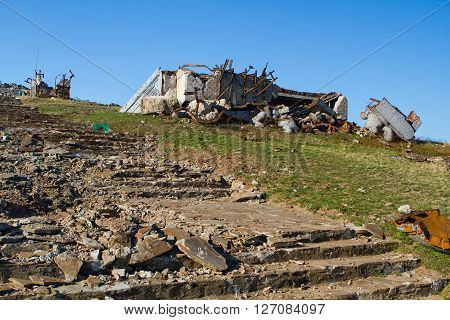 Damaged during the July fighting memorial complex on the top of the Saur-Graves (as a result of attacks in August 2014 was completely destroyed)