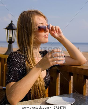 Portrét krása slunečních brýlí v kavárně