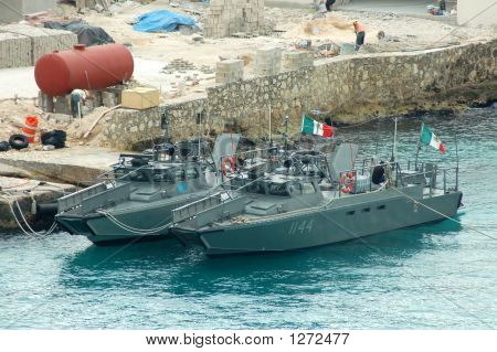 Militare nel porto di Cozumel