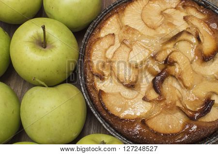 apple pie, green apples on the table