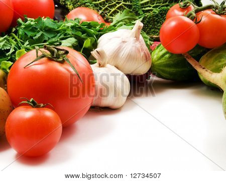 cavolo, zucca, broccoli, pepe, pomodori, cipolla su sfondo bianco