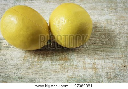 cut two lemons lie on the Board