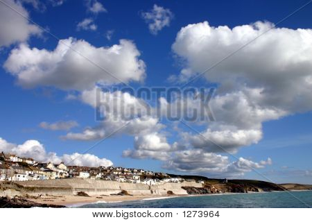 Porthleven, Cornwall, Verenigd Koninkrijk met een grote hemel