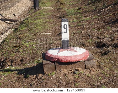 The hundred-meter sign established along lines of the railroads for designation of distances
