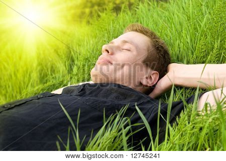 giovane uomo relax sotto il sole estivo