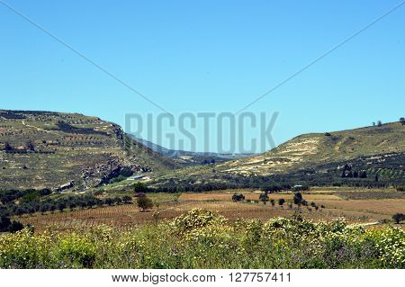 A view on the Cretan campaign with hills and cultures.
